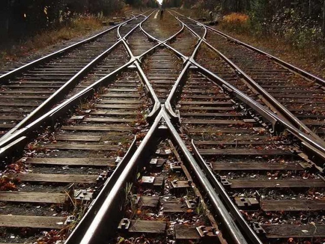 Пересечение железнодорожных путей символизирует выбор или решение